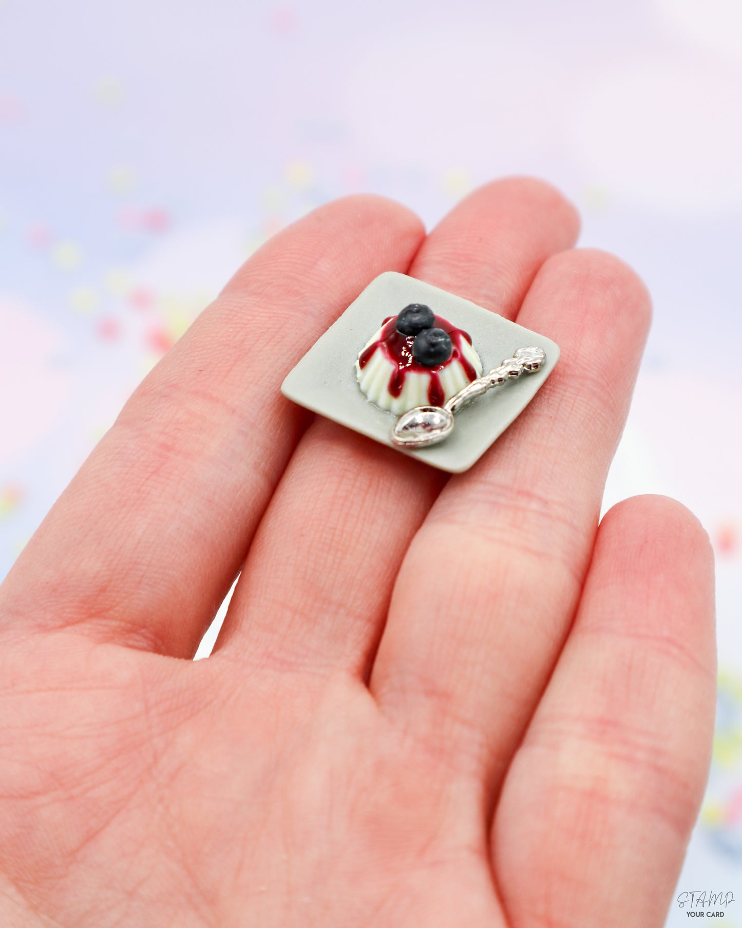 sweet DESSERT, Blaubeer/Kirsch Pudding mit Löffel